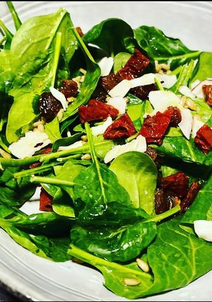 Una foto de Ensalada de espinacas baby con pipas, pasas, tomate seco y coco 🥥 ¡en 5 minutos!