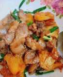 Thịt đùi heo xào khóm