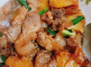 Hình của món Thịt đùi heo xào khóm.