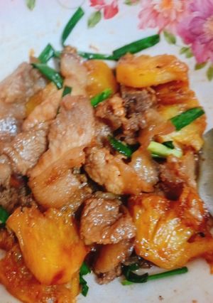 Hình của món Thịt đùi heo xào khóm.