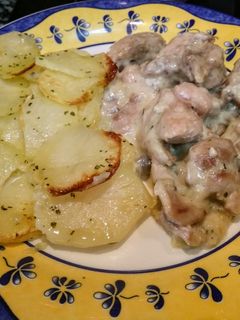 Una foto de Muslos de pollo en salsa de nata con patatas panaderas