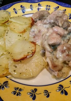 Una foto de Muslos de pollo en salsa de nata con patatas panaderas