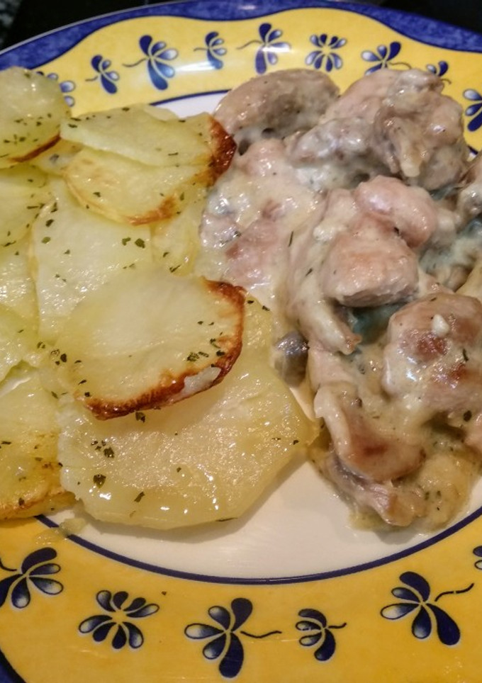 Una foto de Muslos de pollo en salsa de nata con patatas panaderas