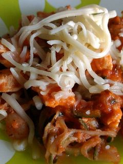 Una foto de Espaguetis de calabacín con pollo y gambas