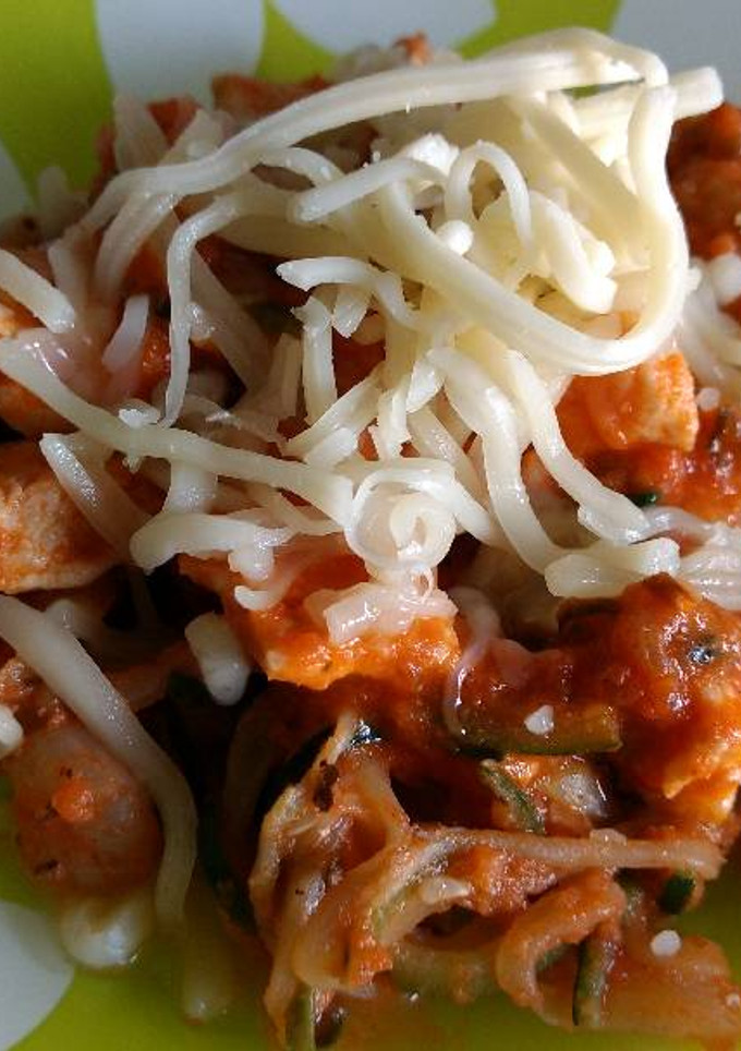 Una foto de Espaguetis de calabacín con pollo y gambas