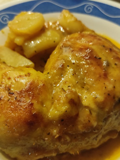 Una foto de Pollo Asado en Salsa de Mandarina con Papas al Pimentón de La Vera