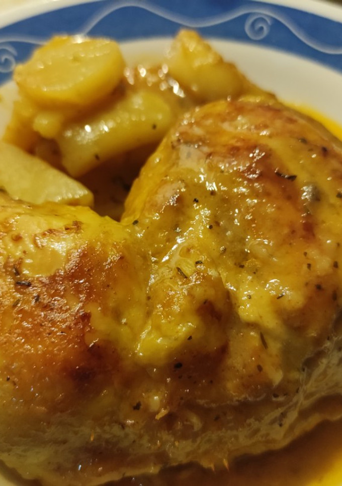 Una foto de Pollo Asado en Salsa de Mandarina con Papas al Pimentón de La Vera