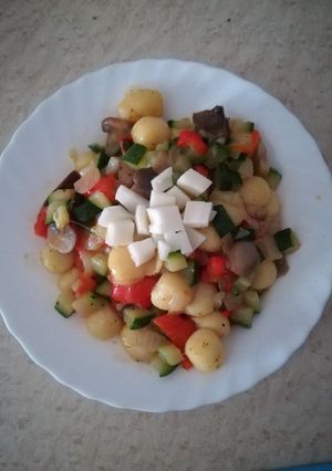 Una foto de Ñoquis con queso, setas y verduras