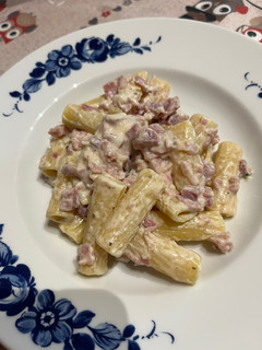 Foto di Tortiglioni panna prosciutto e tartufo nero