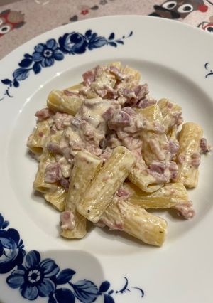 Foto di Tortiglioni panna prosciutto e tartufo nero