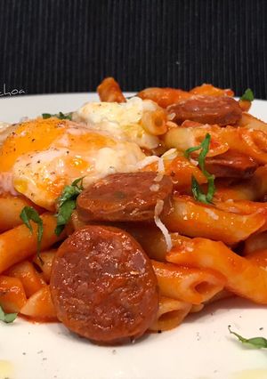 Una foto de Macarrones con chorizo y huevo