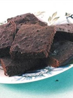 Una foto de Brownie con cacao en polvo