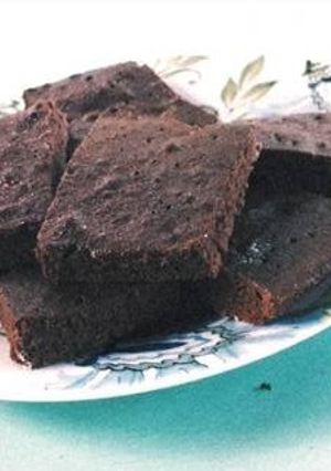 Una foto de Brownie con cacao en polvo