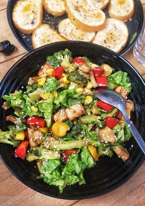 A picture of Stir Fry veggie salad with grilled cottage cheese.