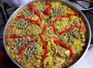 Una foto de Paella con mejillones y camarones congelados