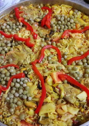 Una foto de Paella con mejillones y camarones congelados