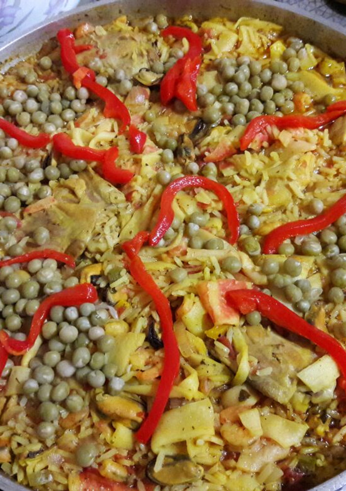 Una foto de Paella con mejillones y camarones congelados