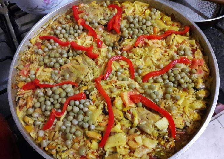 Paella con mejillones y camarones congelados