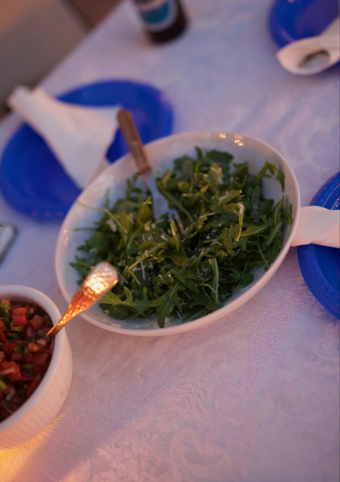 Una foto de Ensalada de rúcula y parmesano