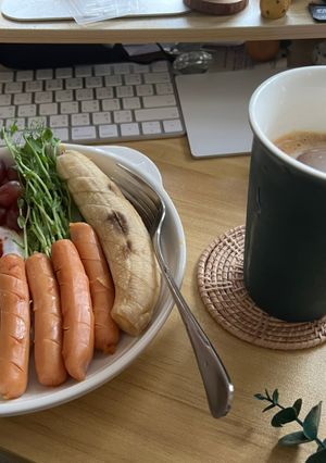 รูปของ มื้อเช้าง่ายๆ breakfast กล้วยหอม ไส้กรอก ผักสลัด ไข่ดาว ผลไม้