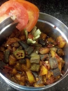 ભીંડા બટેટા શાક(bhinda bateka nu saak recipe in Gujarati) રેસીપી મુખ્ય ફોટો