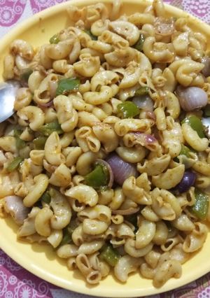 A picture of Macroni with homemade cream 😋.