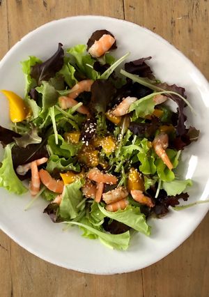 Une photo de Salade de crevettes et mangues