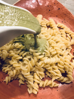 Una foto de Pesto tradicional de albahaca