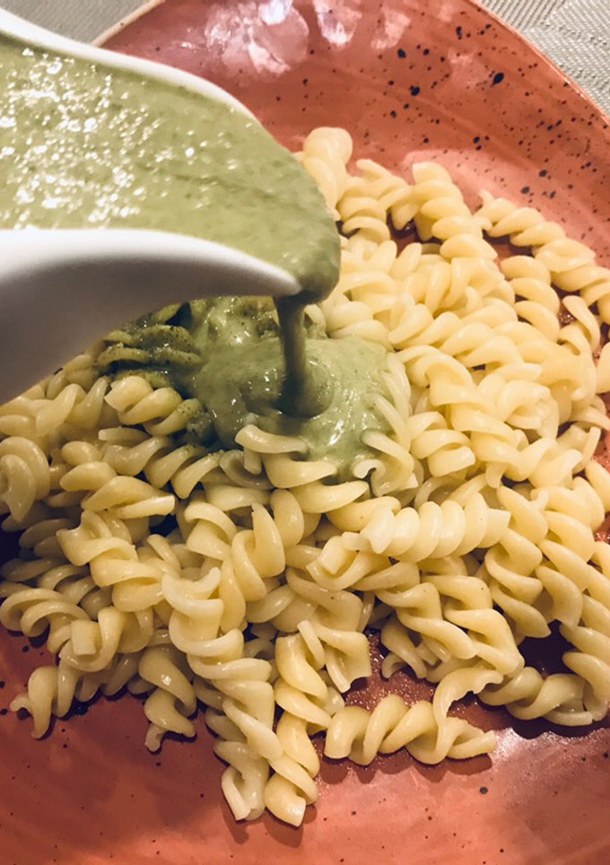 Una foto de Pesto tradicional de albahaca