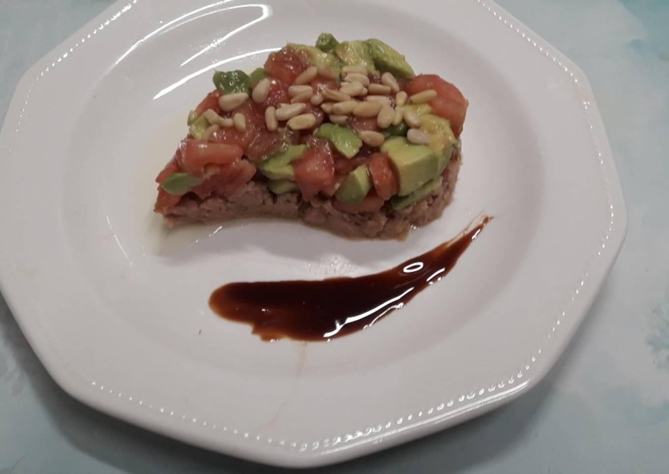 Ensalada de aguacate, tomate y atún