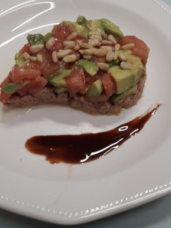 Una foto de Ensalada de aguacate, tomate y atún
