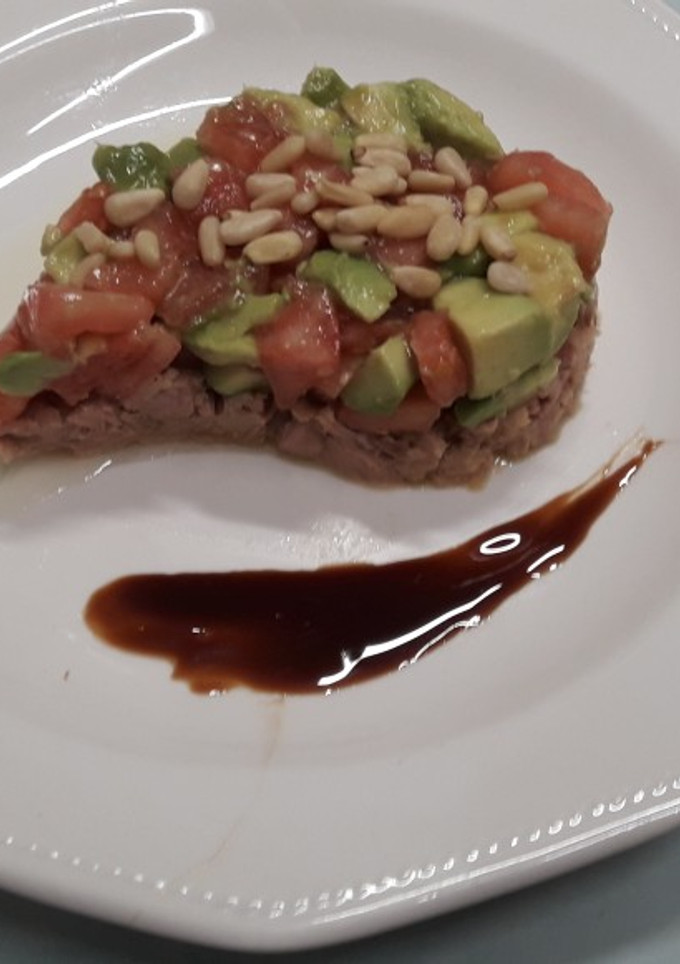 Una foto de Ensalada de aguacate, tomate y atún