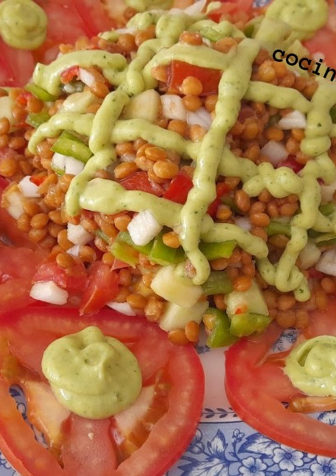 Una foto de Ensalada de lentejas con salsa de aguacate