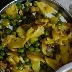 A picture of Aloo matar.