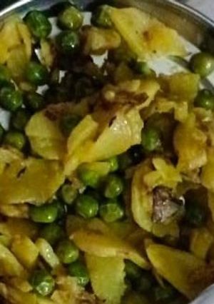 A picture of Aloo matar.