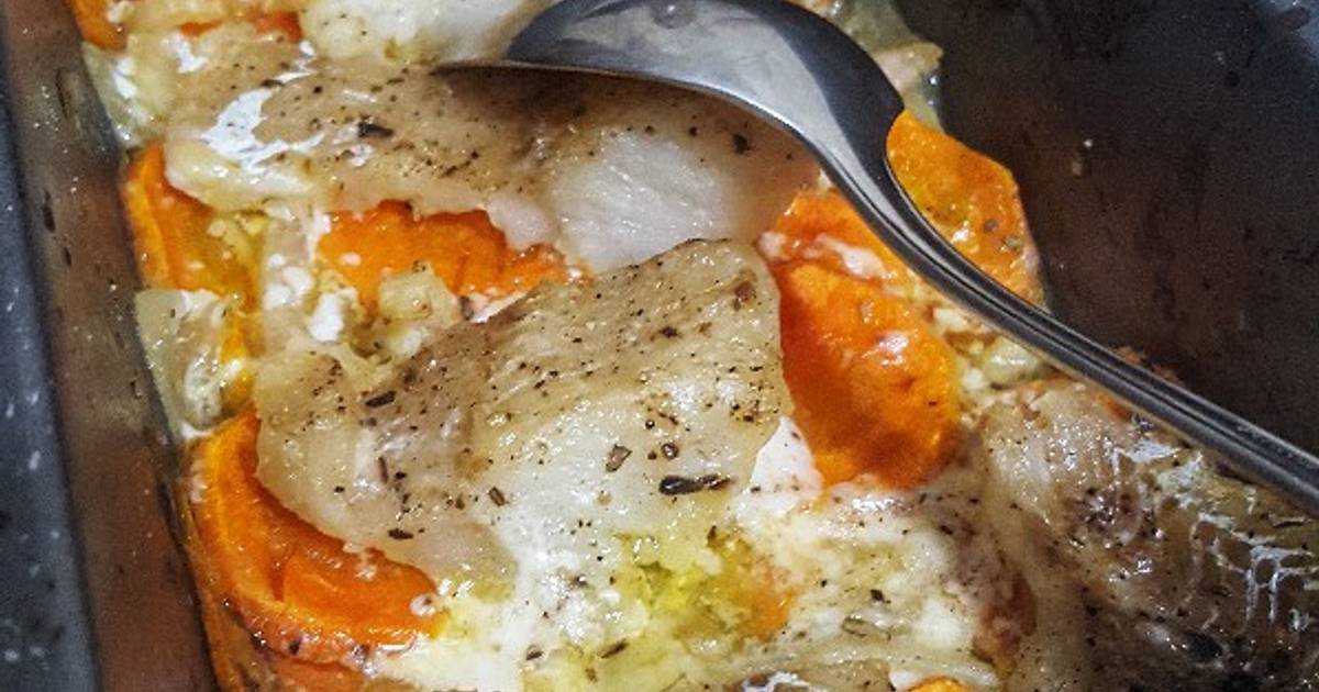 Запеченное филе минтая в духовке с овощами. Треска на овощной подушке в духовке. Минтай на овощной подушке. Минтай с овощами в духовке. Минтай запеченный в духовке с овощами