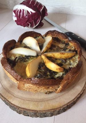 Foto di Cestino di pane con radicchio, pere e gorgonzola