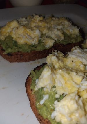 Una foto de Tostadas integrales con palta y huevo, saludable