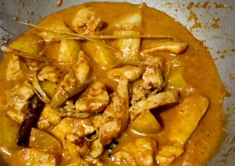 Bagaimana mengolah Semur daging ayam pedas santan yang Bisa Manjain Lidah