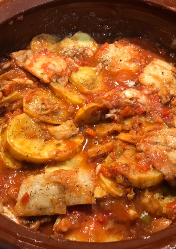 Una foto de Bacalao con papas en salsa de tomate