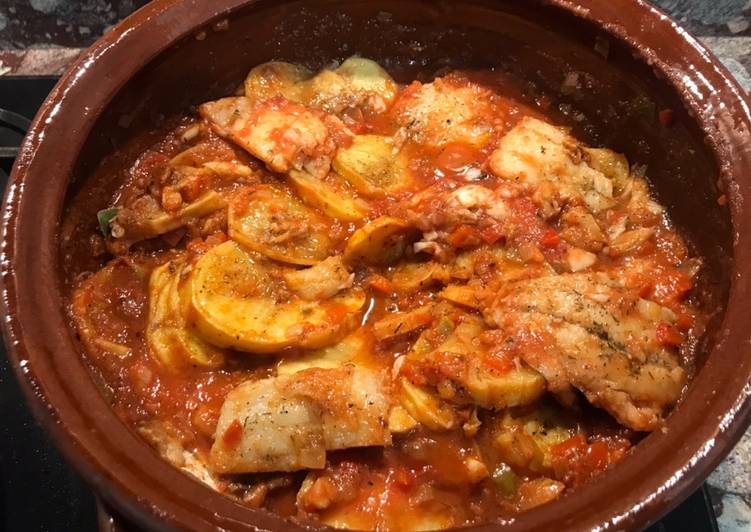 Bacalao con papas en salsa de tomate