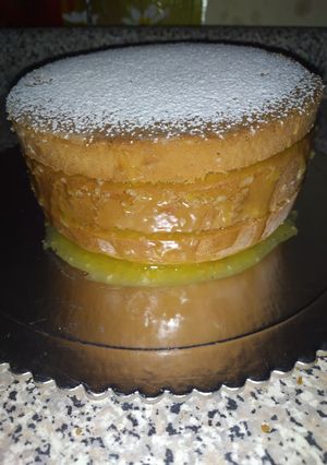 Una foto de Bizcocho húmedo con manjar de parchita (Maracuyá)