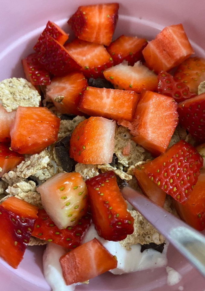 Una foto de Yogur con fruta y avena