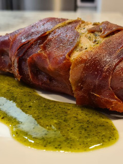 Una foto de Solomillo al horno envuelto en jamón y pesto