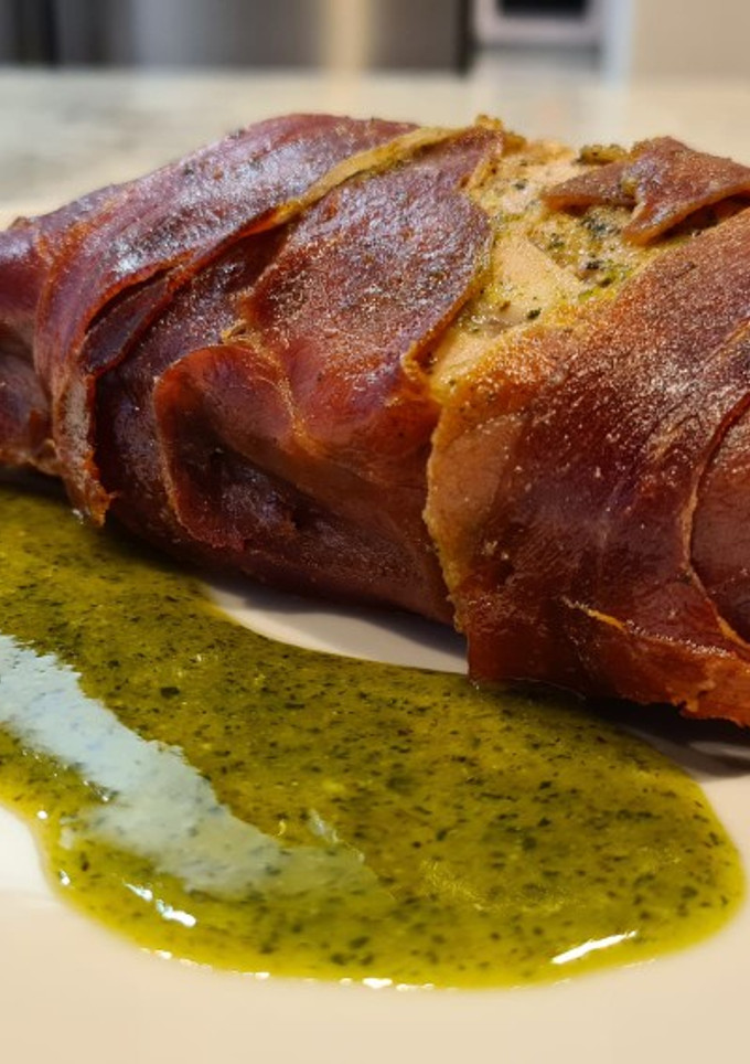 Una foto de Solomillo al horno envuelto en jamón y pesto