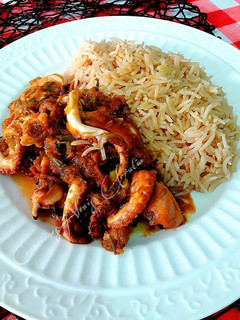 Una foto de Pulpos en salsa con arroz basmati india gate