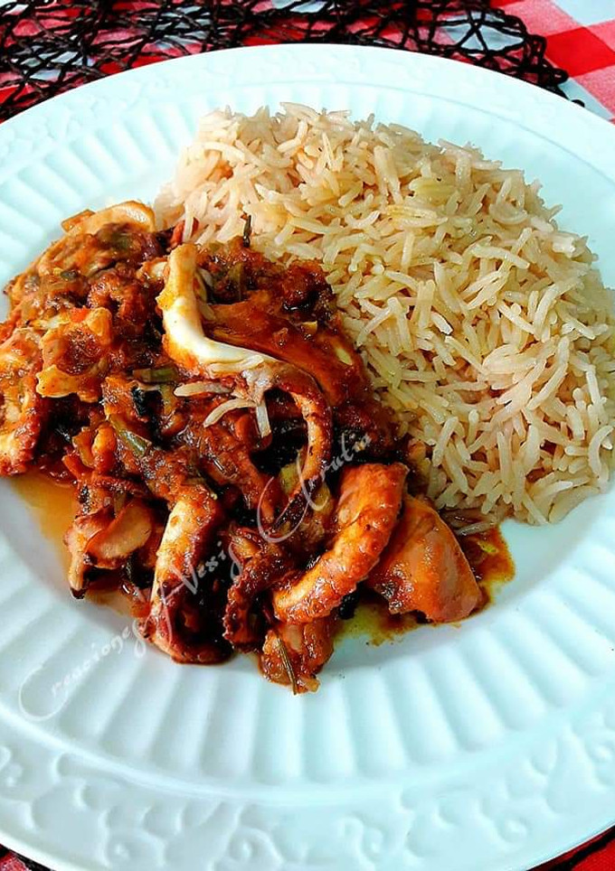 Una foto de Pulpos en salsa con arroz basmati india gate