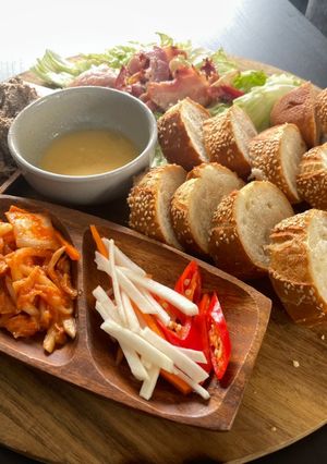 Hình của món Pâté gan gà với bánh mì.