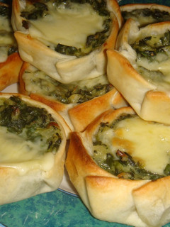 Una foto de Canastitas de acelga, salsa blanca y queso