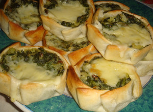 Una foto de Canastitas de acelga, salsa blanca y queso
